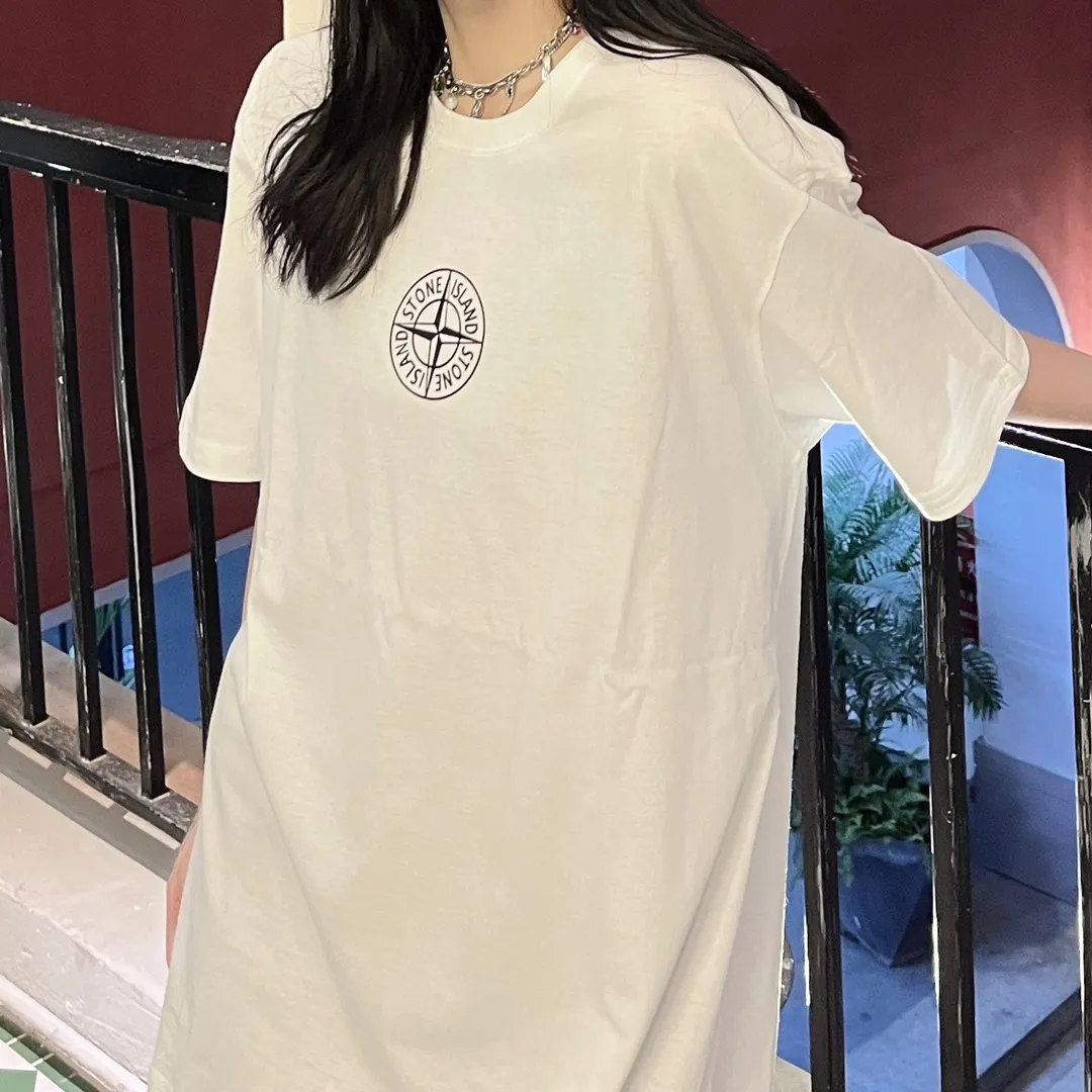 W610#P110💰 Stone Island logo printed front and back short-sleeved men's and women's loose casual T-shirts. Made of 260g combed cotton with 32-count double yarn. Double-threaded two-needle pressed thread. No deformation after long-term washing. Imported 3D printing. No fading. No cracking. Authentic pattern making. Double tags washed. Original packaging. Color: black-white. Size M-XXL.